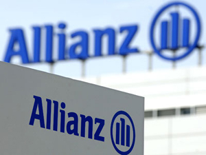 ARCHIV - Das Logo des Versicherungskonzerns Allianz auf dem Dach der Firmenzentrale in Unterföhring bei München (Archivfoto vom 17.03.2005). Die Allianz baut knapp 7500 Arbeitsplätze ab. Rund 5000 Stellen entfielen bei den unter der Deutschland Holding gebündelten Versicherungsgesellschaften im Zuge des radikalen Konzernumbaus, teilte die Allianz AG am Donnerstag (22.06.2006) in München mit. Foto: Peter Kneffel dpa +++(c) dpa - Bildfunk+++